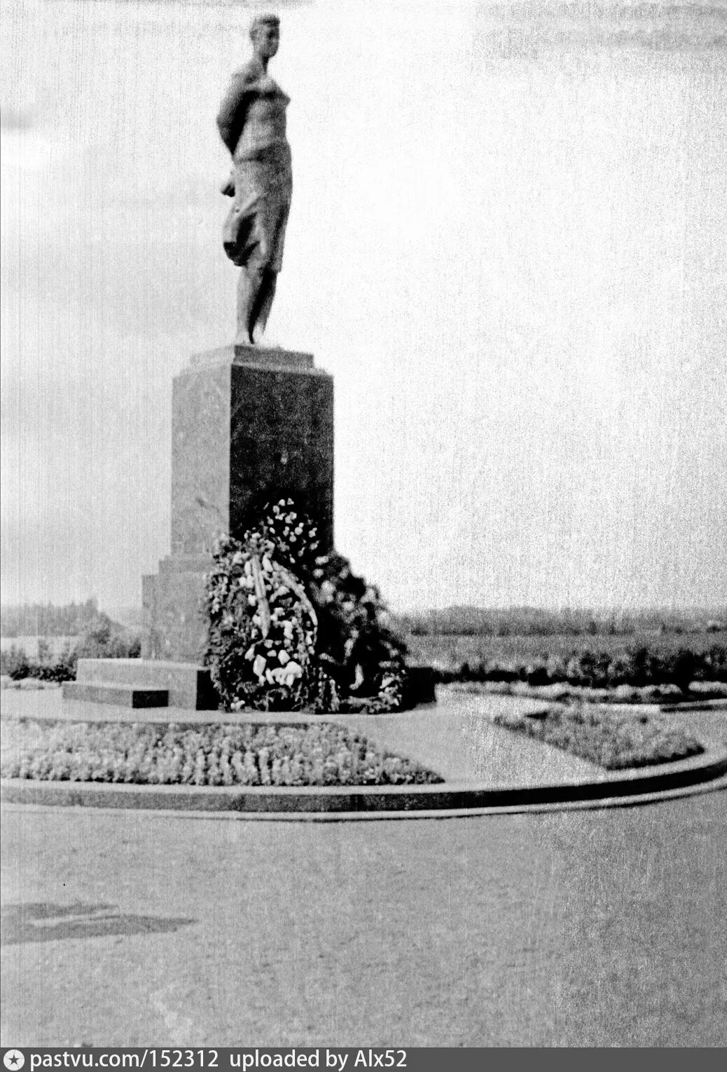 Минское шоссе памятник зои космодемьянской фото текст Памятник Зое Космодемьянской на Минском шоссе - Retro photos