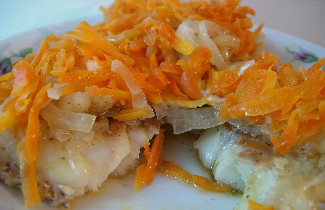 Минтай с луком рецепты с фото Рыба запеченная с луком и морковью