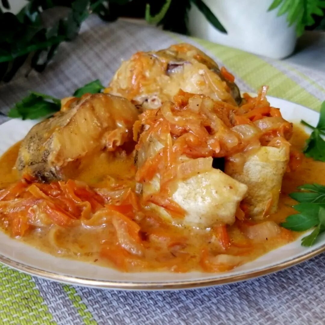Минтай с овощами рецепт с фото Нежный минтай с овощами в сырно-сливочном соусе на сковороде - пошаговый рецепт 