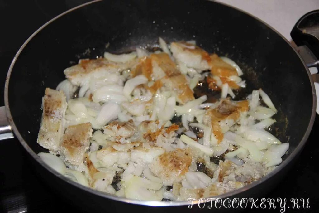 Минтай тушеный на сковороде с фото Минтай тушеный с луком и морковью FOTOCOOKERY.ru