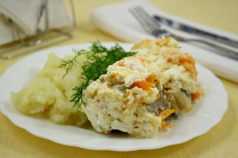 Минтай тушеный с овощами фото Минтай тушеный с овощами под сметано-сырным соусом в мультиварке - пошаговый фот