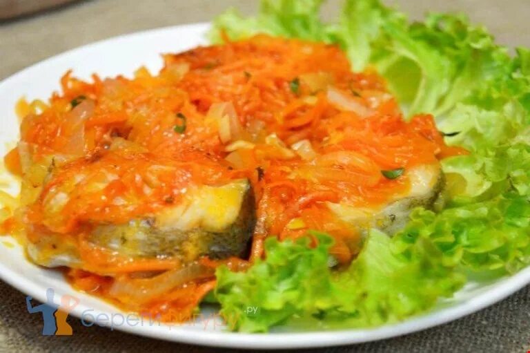 Минтай тушеный с овощами фото Минтай тушенный с луком и морковью в томатном соке: рецепт