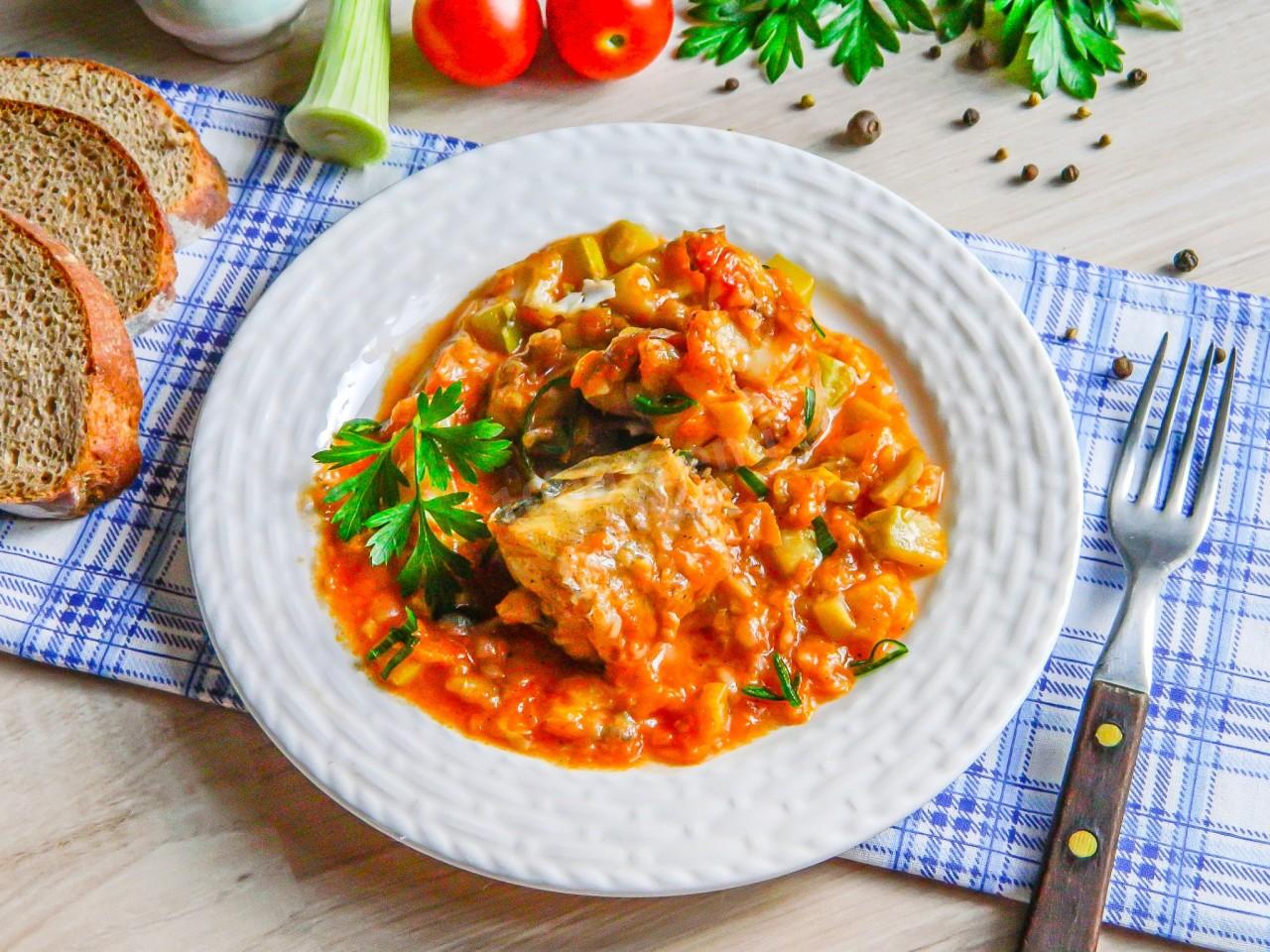 Минтай тушеный с овощами фото Минтай тушеный с овощами на сковороде рецепт с фото пошагово - 1000.menu