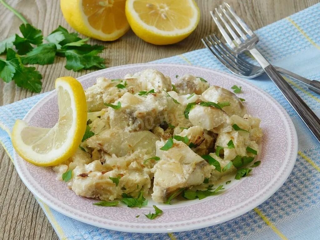 Минтай тушеный в сметане фото Рыба тушеная в сметане с луком рецепт с фото - 1000.menu