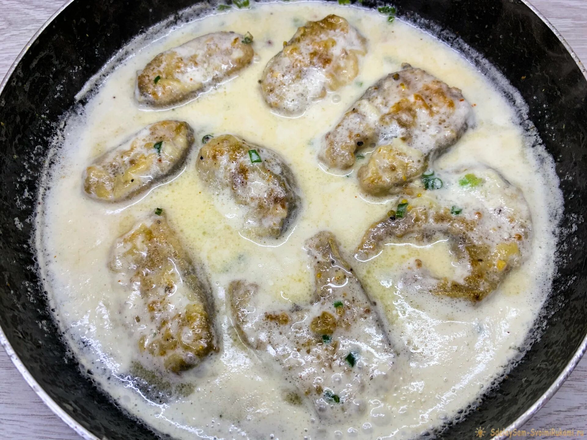 Минтай в сметане рецепт с фото Минтай, тушеный кусочками в сметанном соусе на сковороде