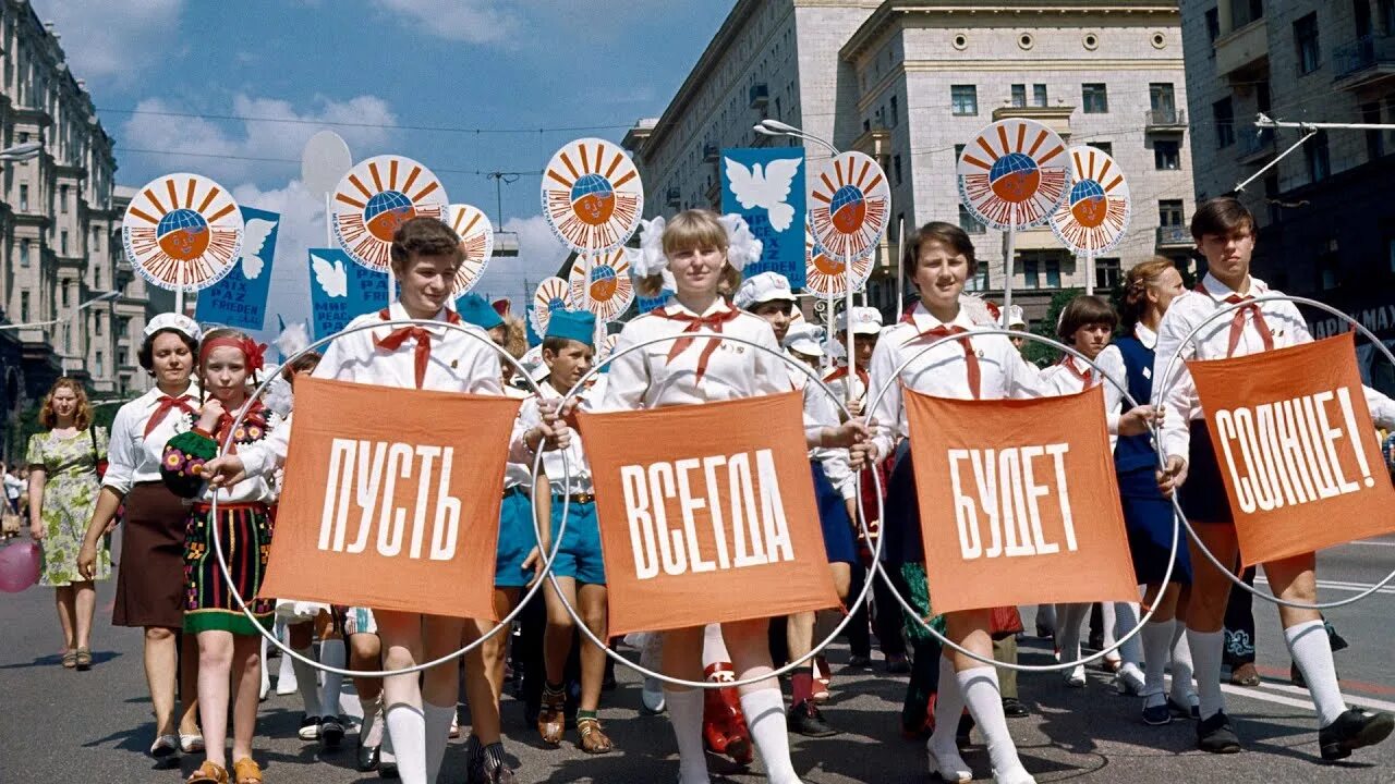 Мир фото на советской Пусть всегда будет солнце (Performed in 4 Languages) - YouTube