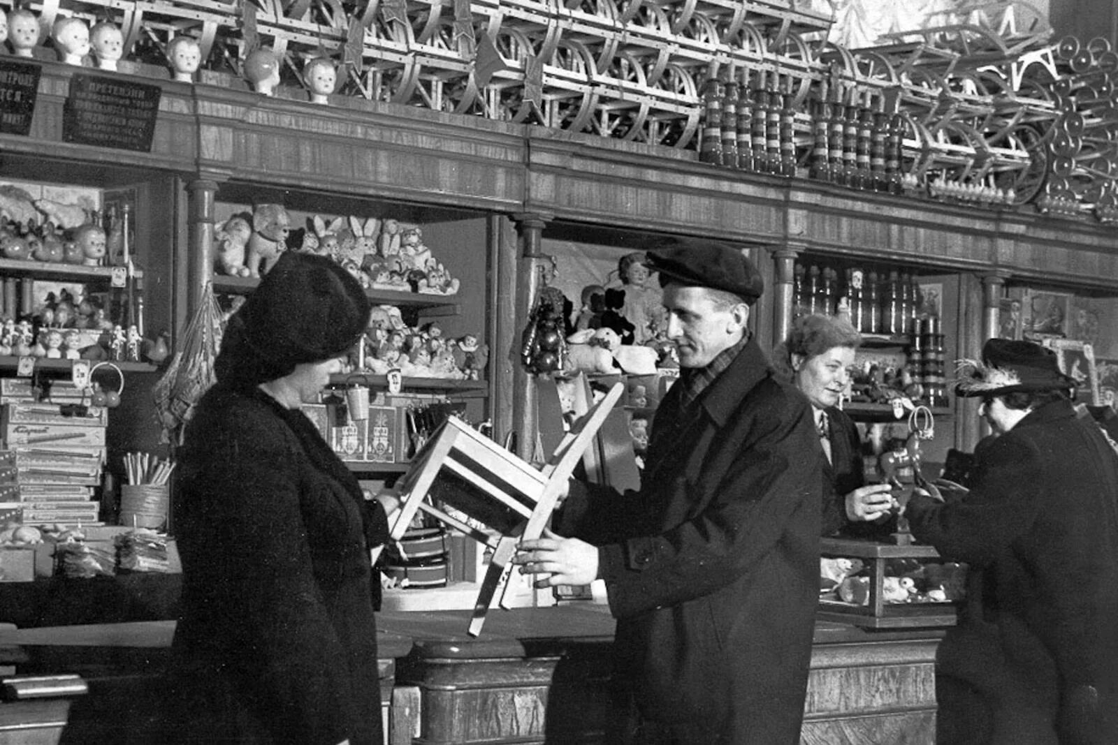 Мир фото на советской ЦДМ на Лубянке - 66 лет: Главархив опубликовал документы об истории магазина / Н