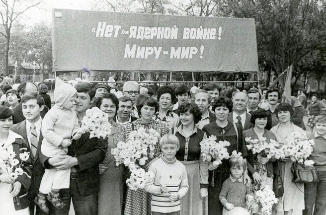 Мир фото на советской Как выглядели первомайские демонстрации в Ростове-на-Дону в прошлом веке - 28 ап