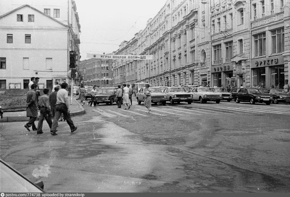 Мир фото советская ул 10 Москва времён СССР и сегодня. 10 фото Moscow, Street view, Street