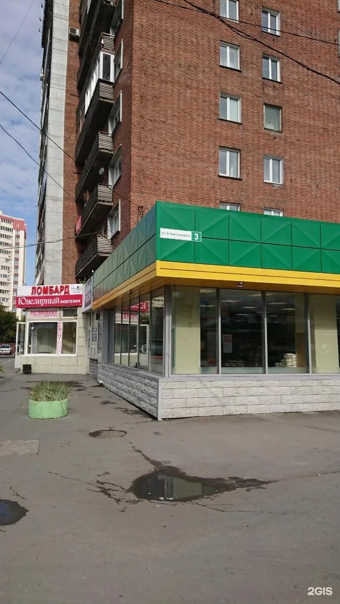 Мир колес ул богдана хмельницкого 3в фото Фотоподборка улицы Богдана Хмельницкого, дом 3 в Новосибирске Постройки во дворе