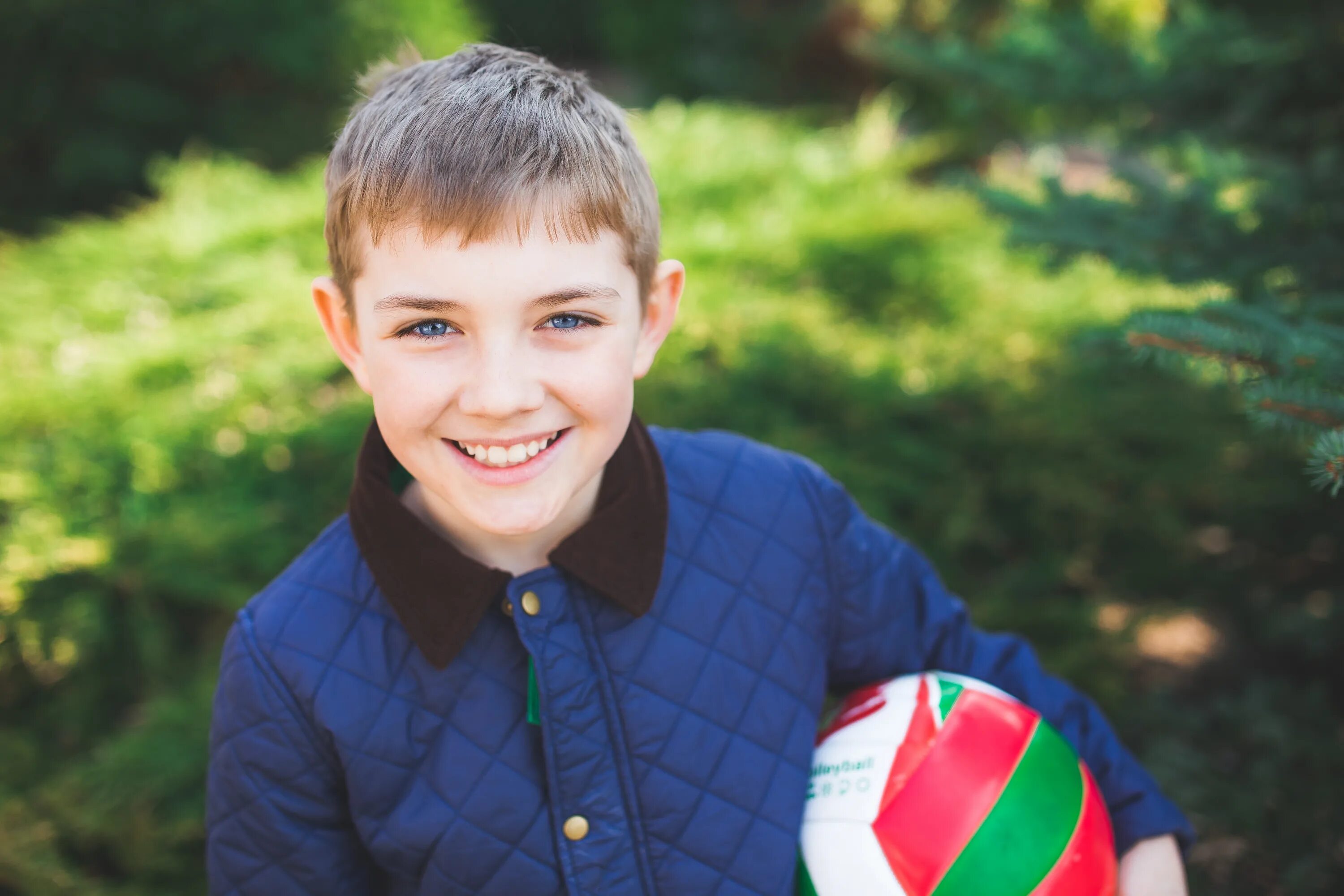 Мир мальчиков фото Smiling boy with ball free image download