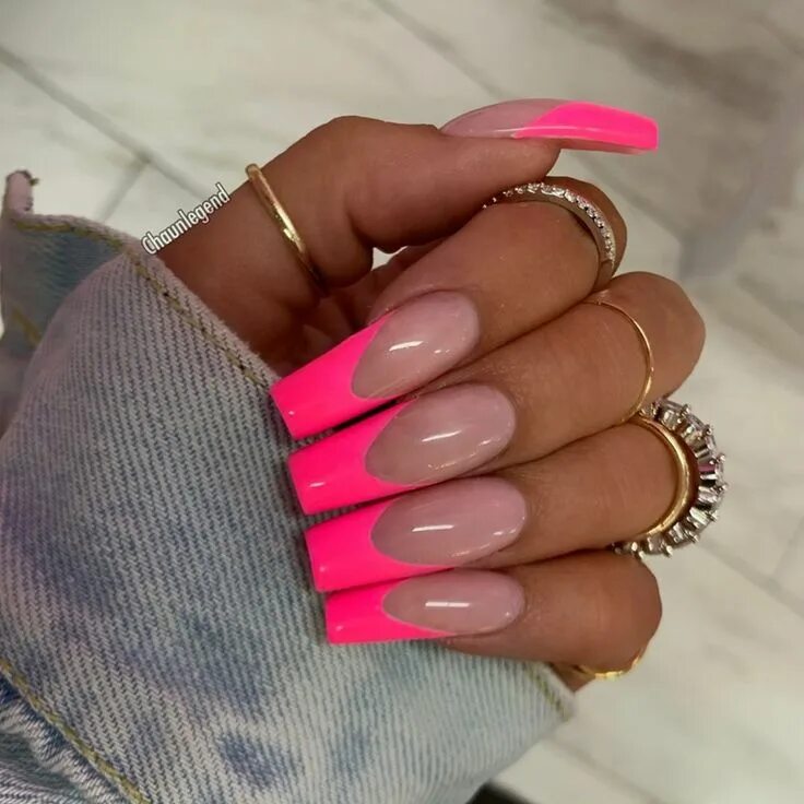Мир маникюра фото Image may contain: one or more people and closeup Pink acrylic nails, Pink tip n