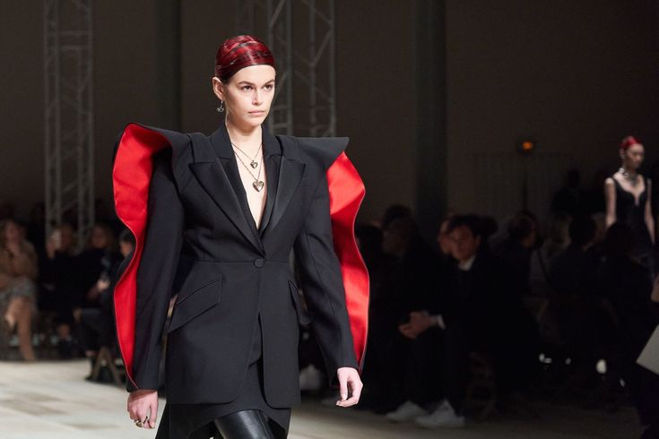 Мир модных трендов The Top Collections of Fall 2020 Alexander mcqueen, Mcqueen, Top collection