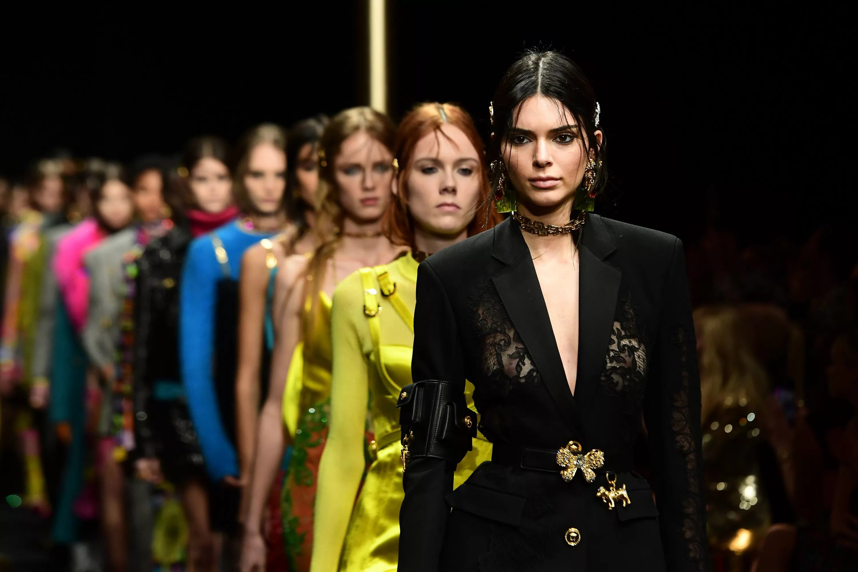 Мир моды фото Versace дом моды в какой стране