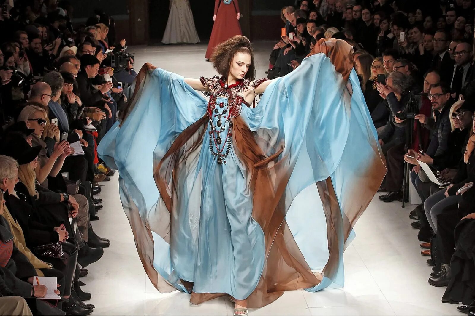 Мир моды фото Театрализованный показ мод "Fashion-концерт" 2019, Нижневартовск - дата и место 