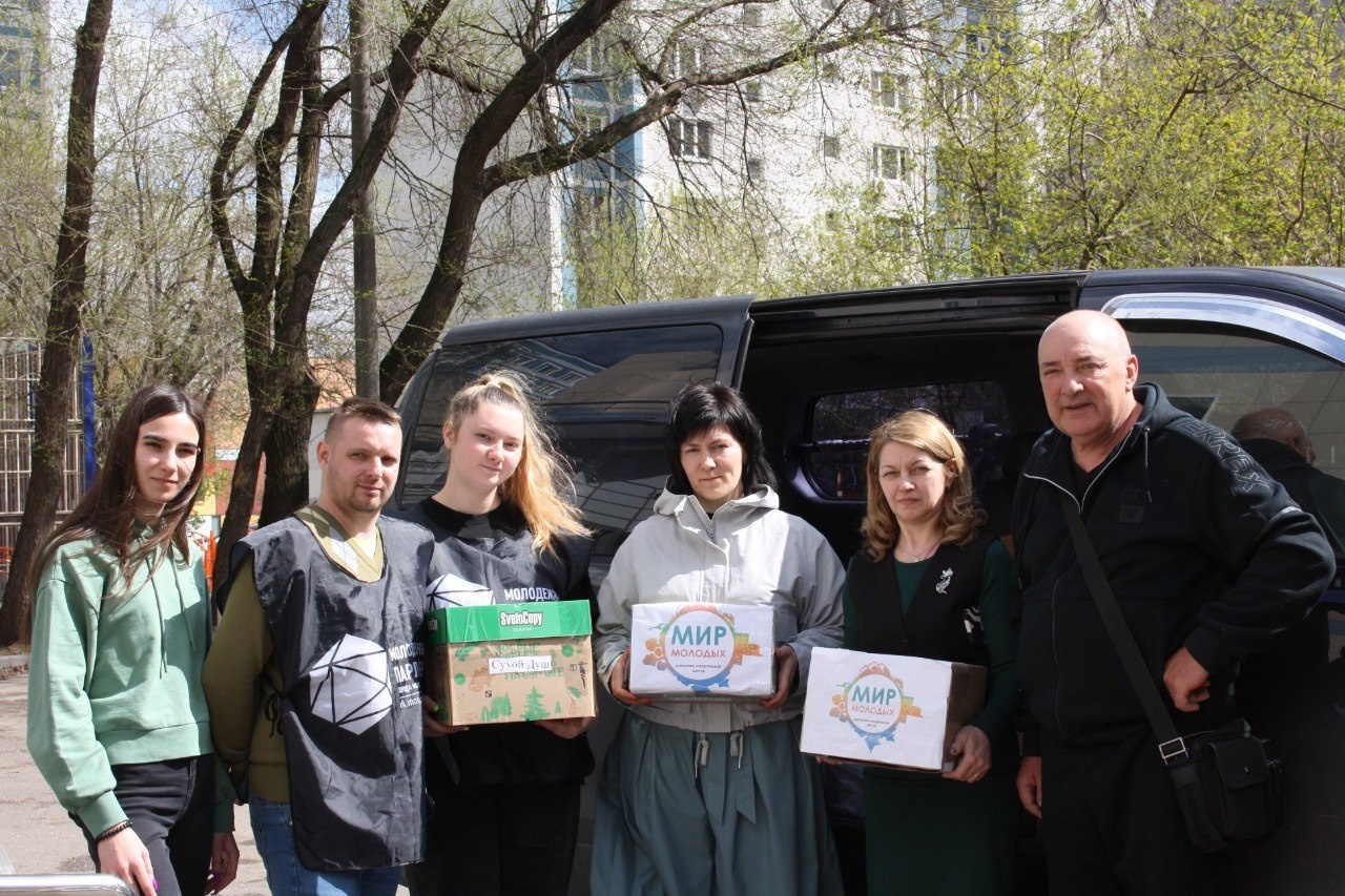 Мир молодых фото Гумпомощь для жителей новых территорий организовали представители "Мир Молодых"