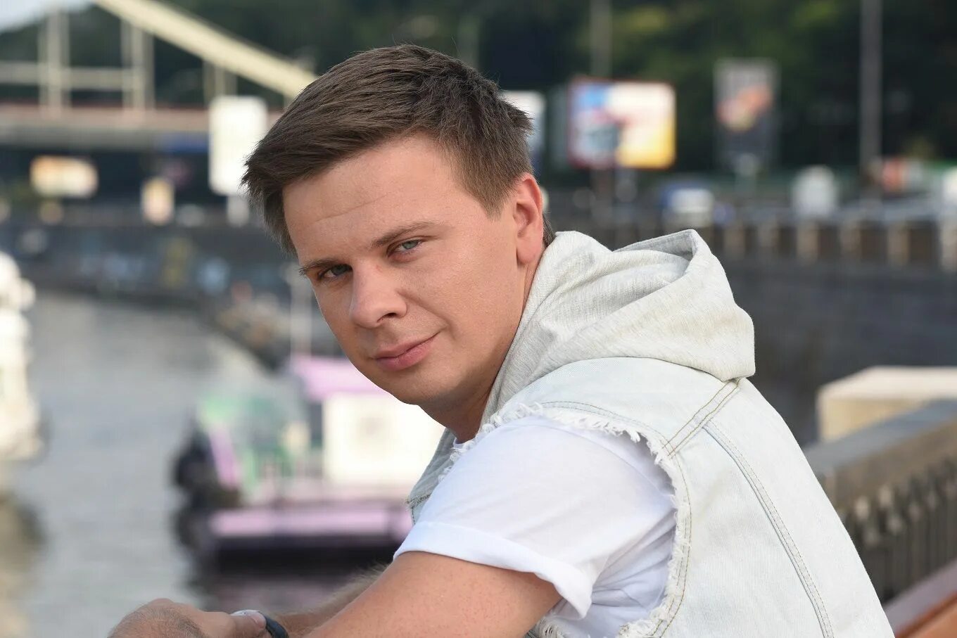 Мир наизнанку фото Дмитрий Комаров по секрету признался, что дома не был уже 3 месяца - а жена Алек