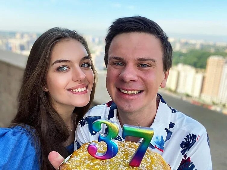 Мир наизнанку фото дмитрия комарова Как выглядит молодая жена ведущего "Мира наизнанку" Дмитрия Комарова - Рамблер/ж