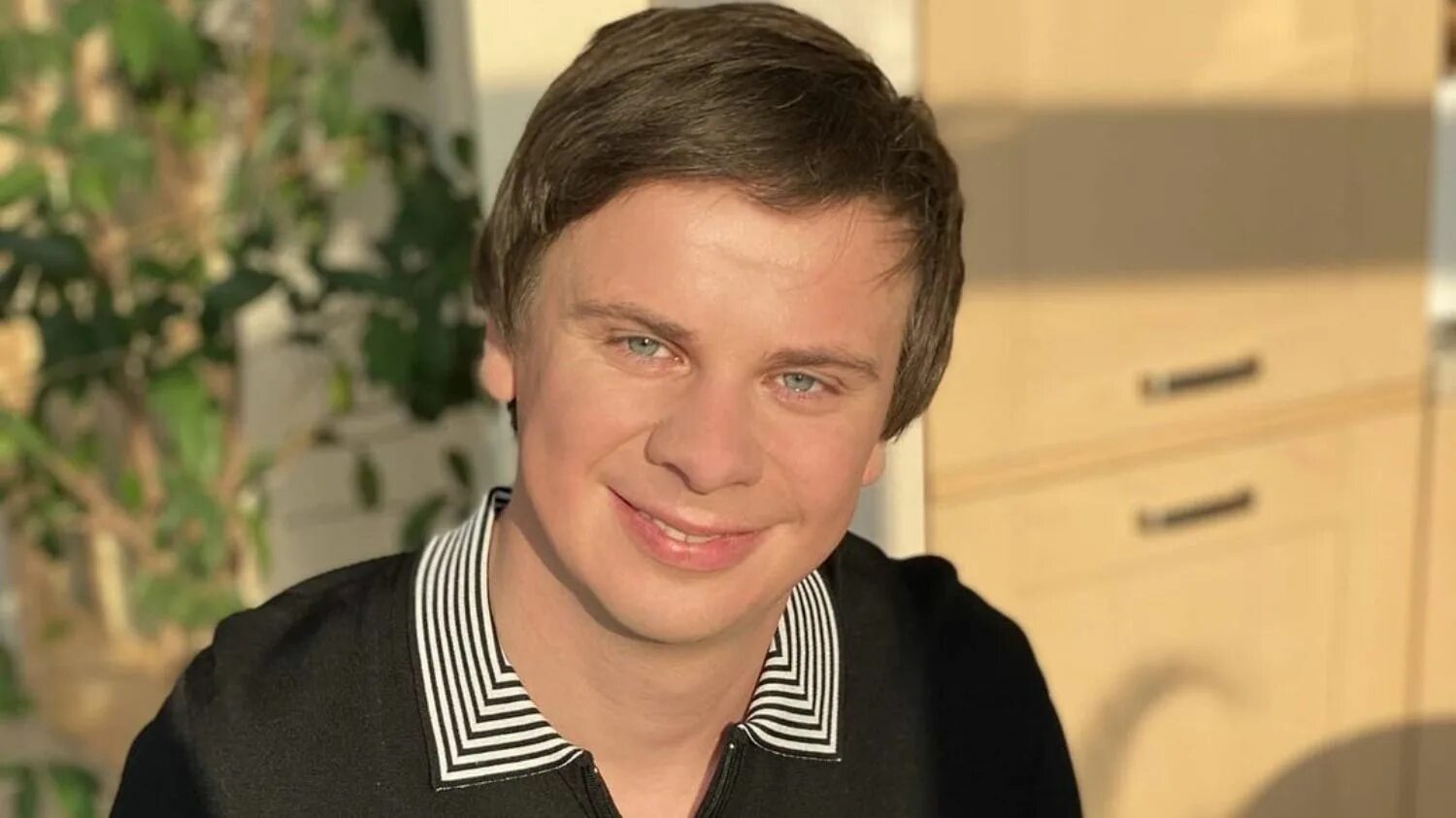 Мир наизнанку фото дмитрия комарова Пока Александра Кучеренко дома: Дмитрия Комарова заметили с красивой девушкой на
