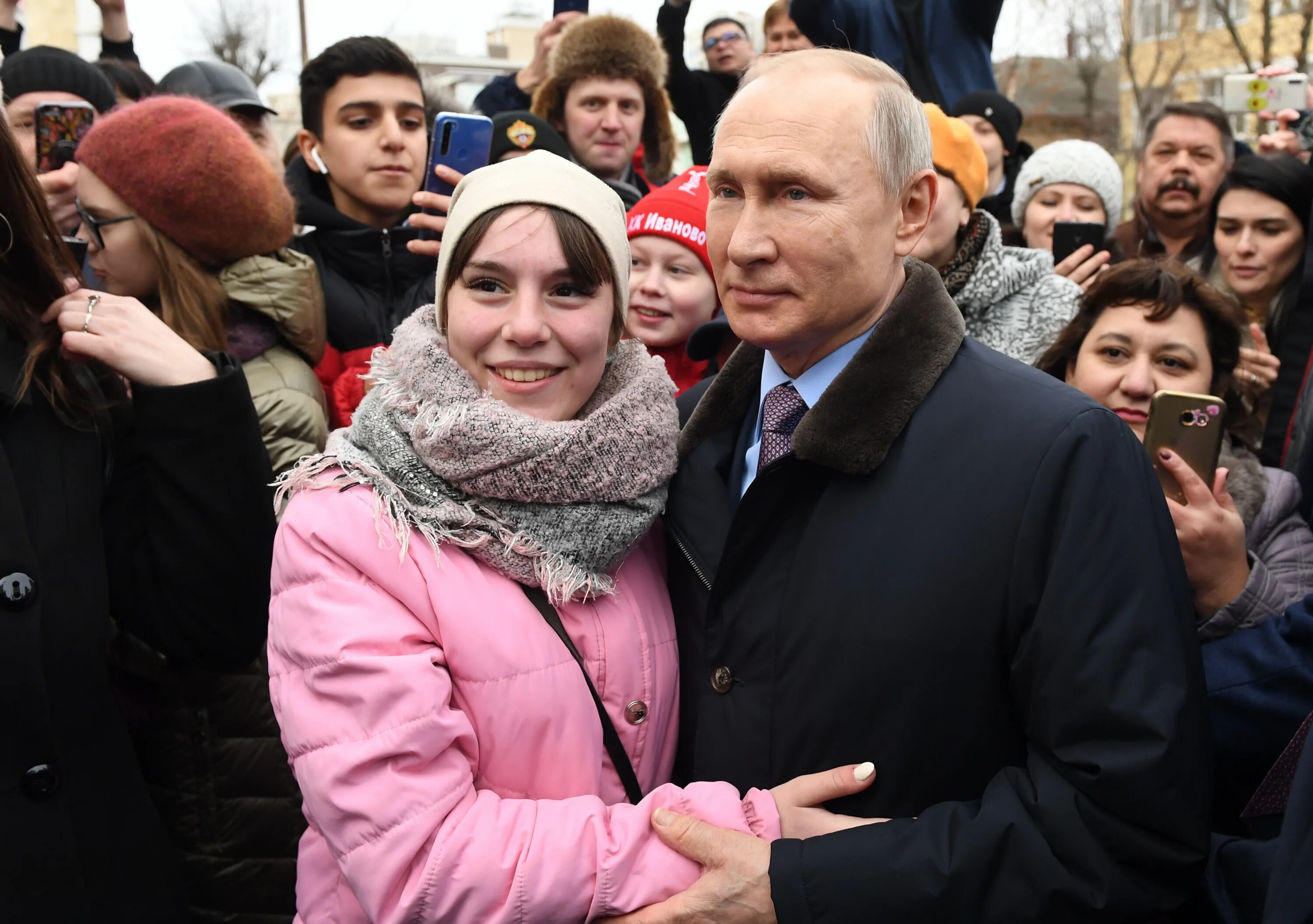 Мир сегодня фото В Иванове девушка предложила Путину сыграть свадьбу