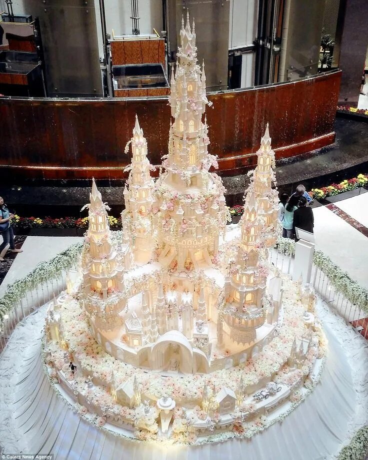 Мир тортов фото Are these the most elaborate wedding cakes of all time? Castle wedding cake, Hug