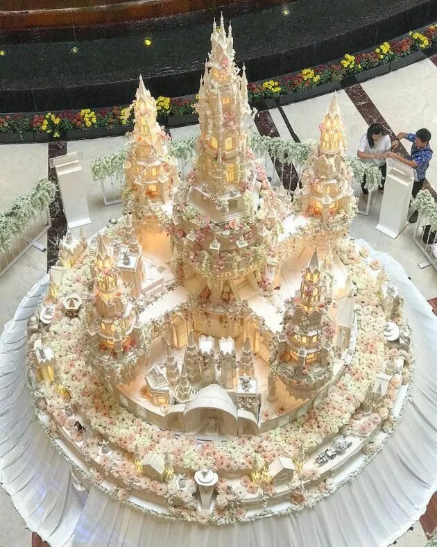 Мир тортов фото Floral Inspired Castle Wedding Cake di 2020 (Dengan gambar)