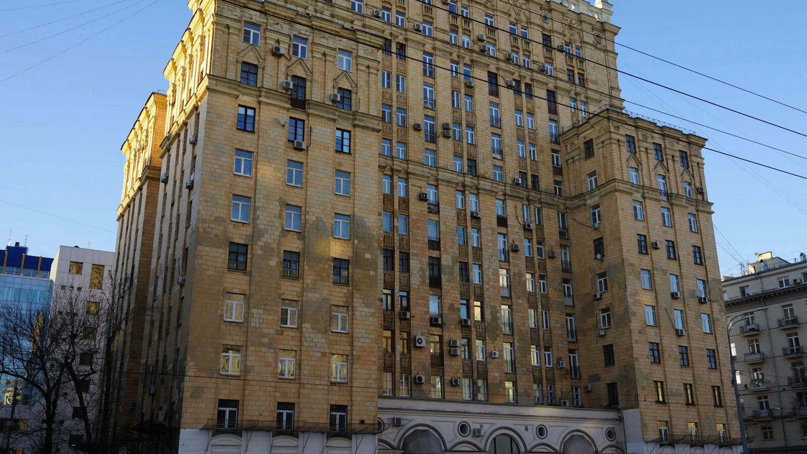 Мира дом 12 фото Вид на жилой дом 49 по проспекту Мира, где 12 организаций, вкл. ресторан 'Брусни