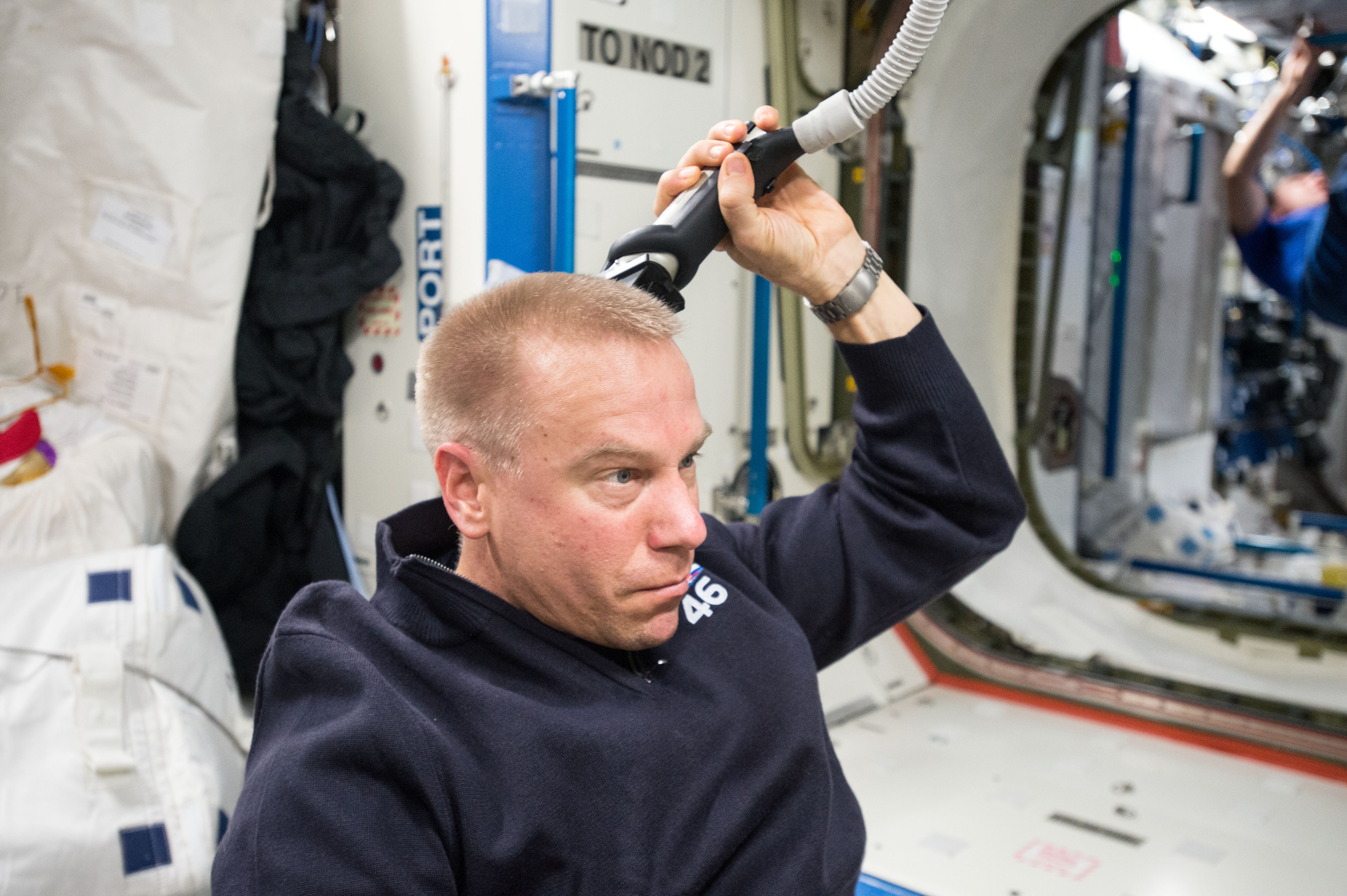 Миркосмоса ру стрижки 2024 год File:ISS-46 Tim Kopra trims his hair in the Destiny lab.jpg - Wikimedia Commons