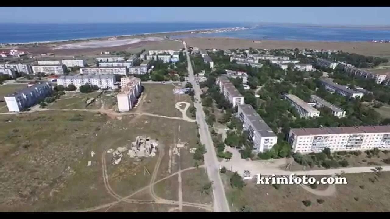 Мирный крым фото Крым курортный поселок Мирный рядом Черное море и озеро Донузлав с высоты птичье