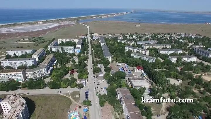 Мирный крым фото Крым курортный поселок Мирный рядом Черное море и озеро Донузлав с высоты птичье