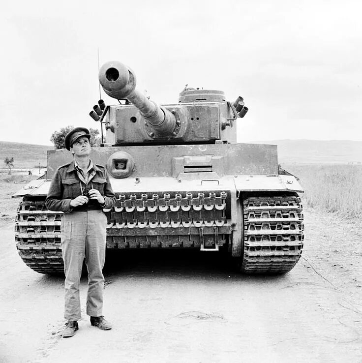 Мировое фото танка тигр 1943 год. 18 мая. Тунис. Захваченный тяжелый немецкий танк Тигр. Tiger tank, Tig