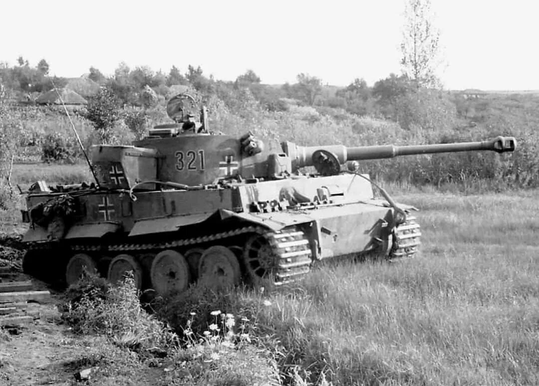 Мировое фото танка тигр Tiger 321 of the Schwere Panzer-Abteilung 503 on the Eastern Front in 1943. Than