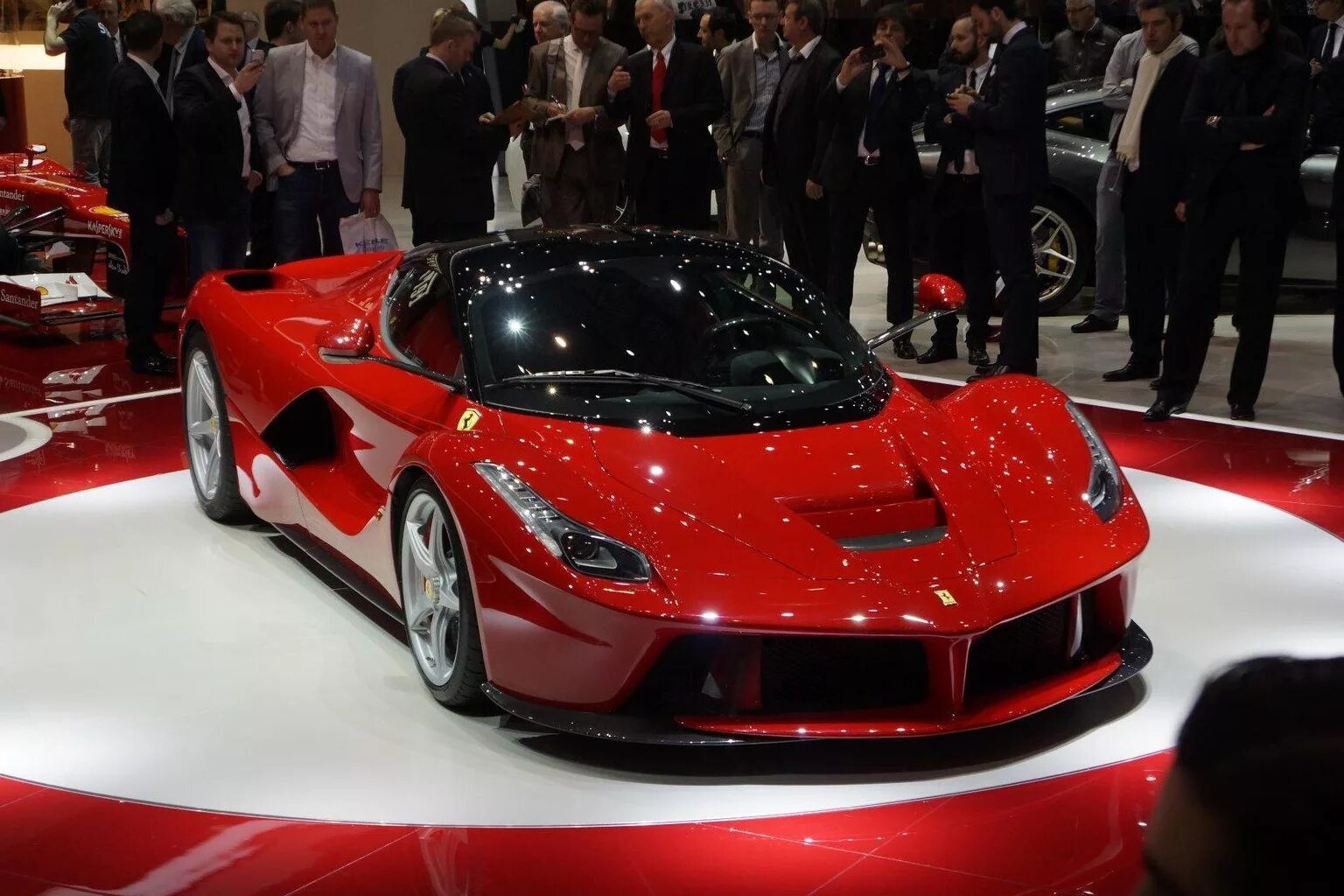 Мировые автомобили фото Женеву "взорвал" первый гибридный суперкар LaFerrari