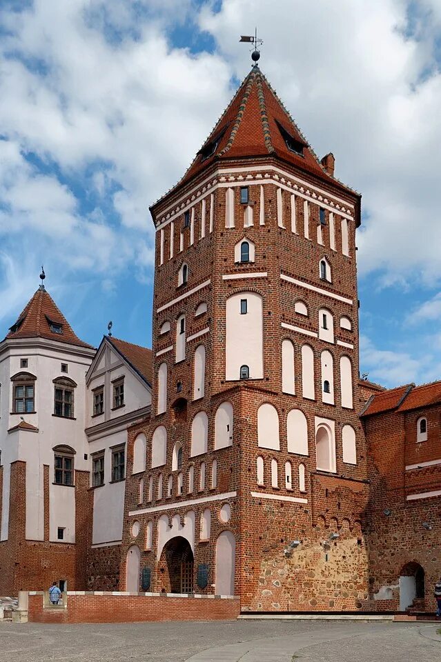 Мирский замок фото Файл:Belarus Mir Mir Castle Complex 8112 2100 (cropped).jpg - Википедия