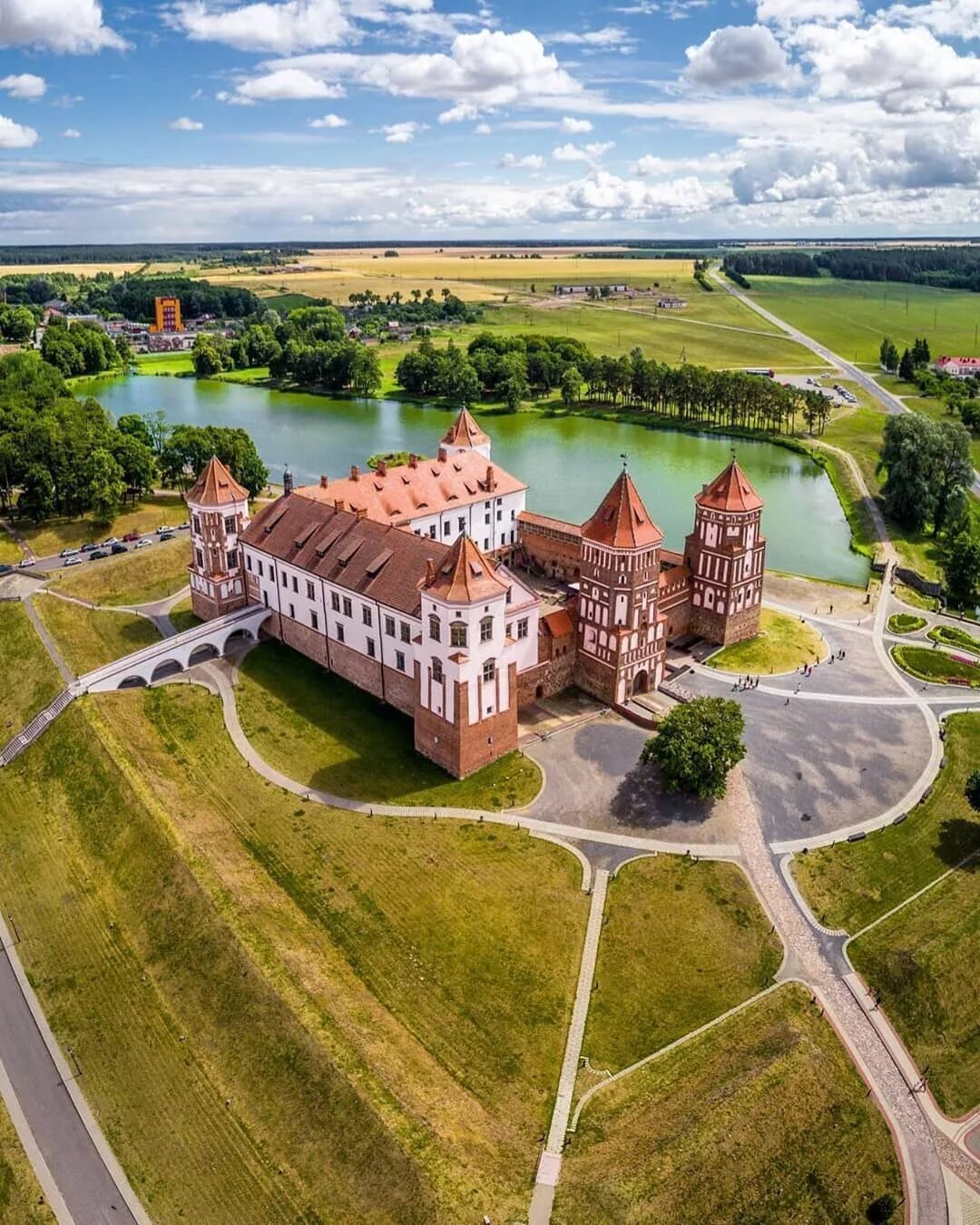Мирский замок в белоруссии фото Pin by Elena Orlova on путешествия Beautiful castles, European architecture, Cas