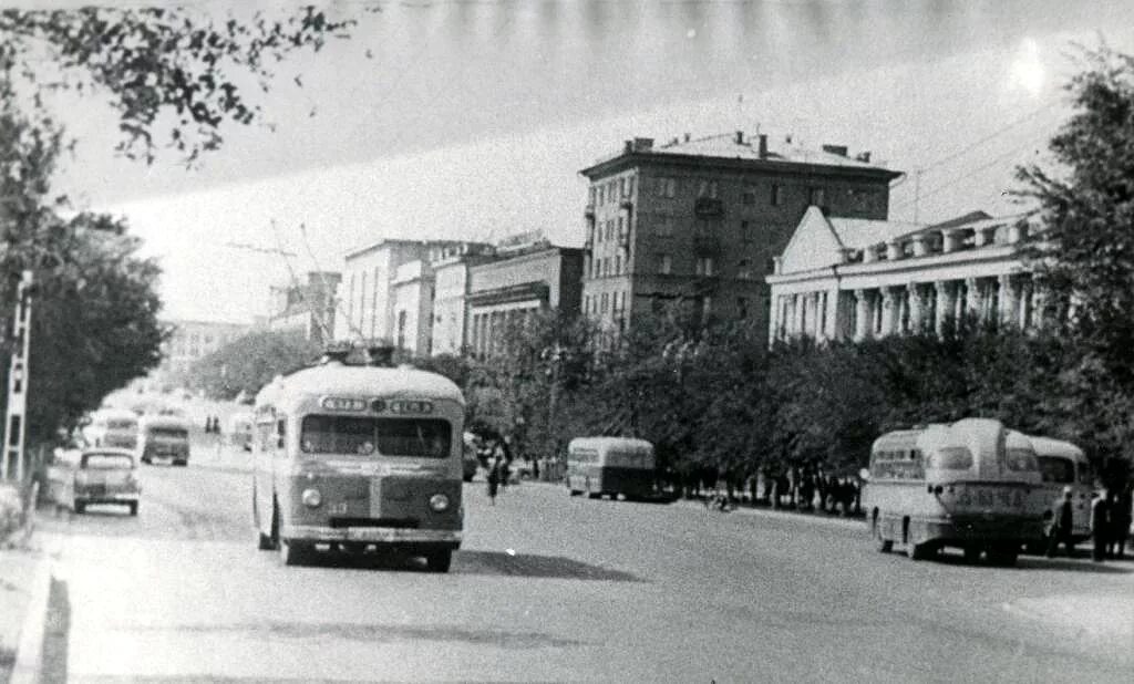 Миру мир челябинск фото Челябинск, МТБ-82Д № 33; Челябинск - Исторические фотографии - Фото - Городской 