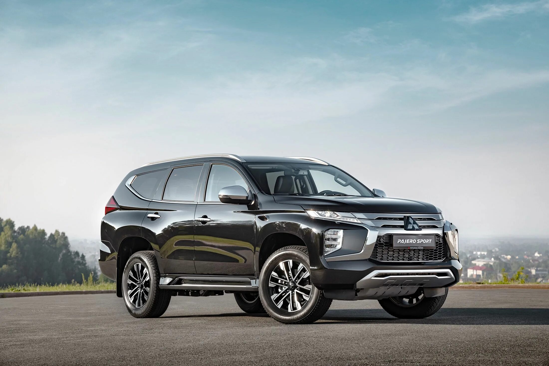 Мицубиси паджеро спорт новый цена фото Тест-драйв обновленного Mitsubishi Pajero Sport: остался за старшего - Российска