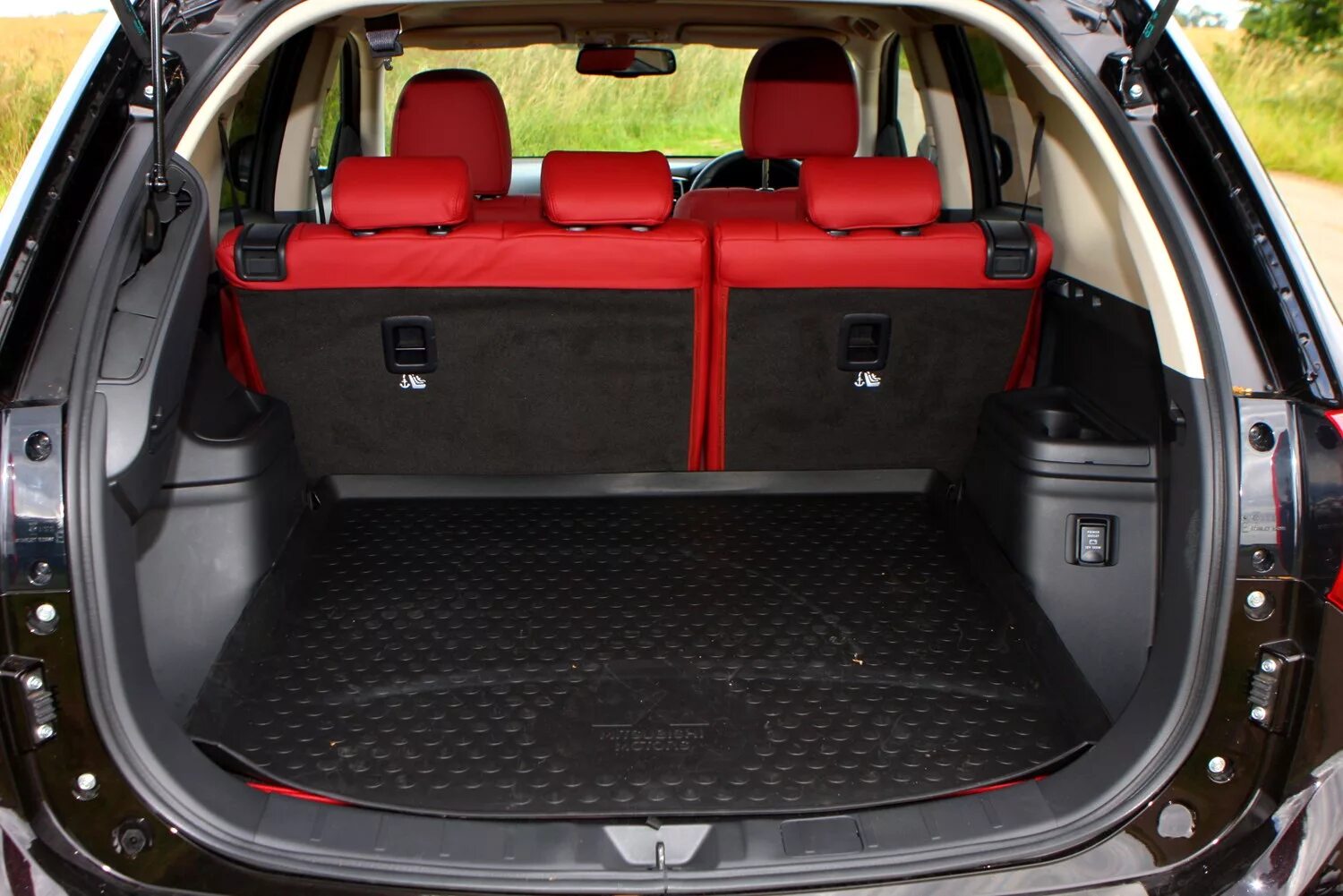 Митсубиси аутлендер багажник фото Купить Mitsubishi Outlander в Москве Mitsubishi Outlander купить недорого Цена M