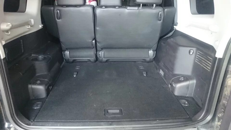Митсубиси паджеро фото багажника Скажем нет грязи в багажнике) - Mitsubishi Pajero (4G), 3 л, 2021 года аксессуар