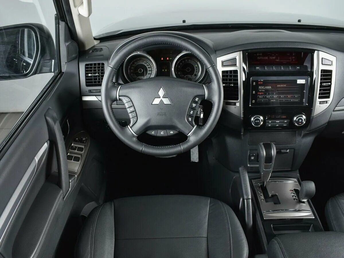 Митсубиси паджеро салон фото Купить новый Mitsubishi Pajero IV Рестайлинг 2 3.0 AT (174 л.с.) 4WD бензин авто