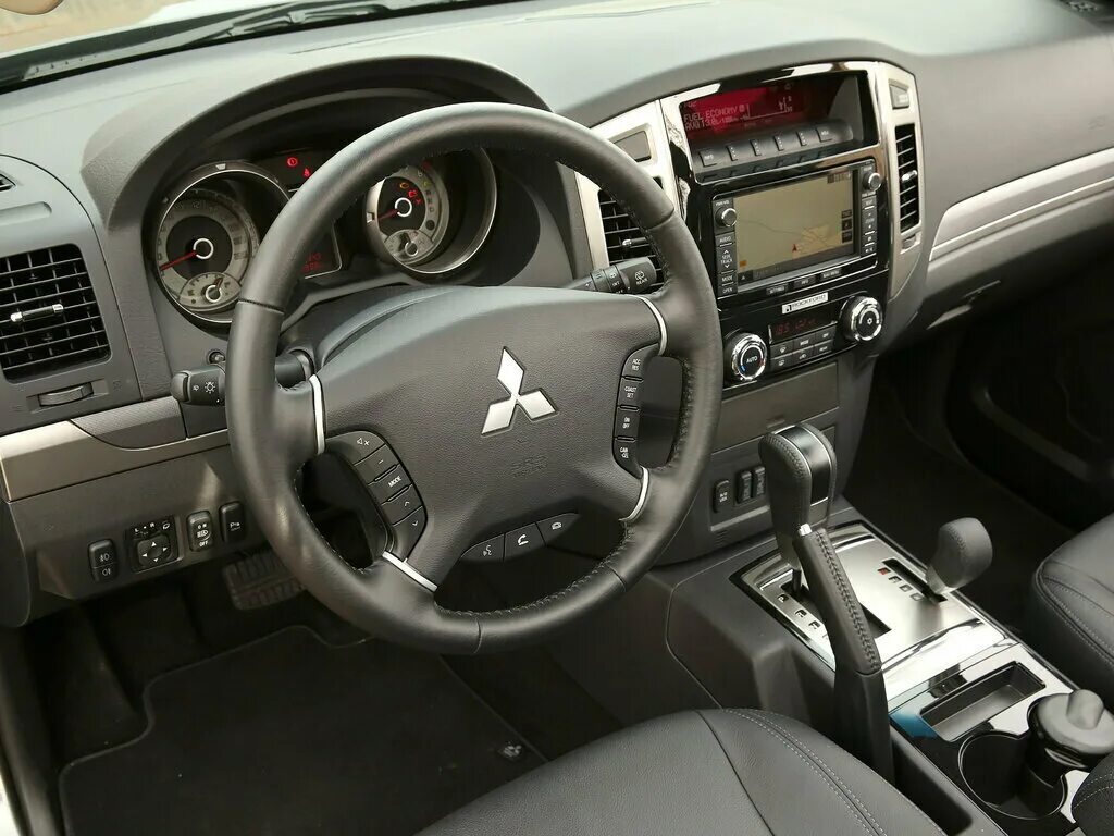 Митсубиси паджеро салон фото Купить б/у Mitsubishi Pajero IV Рестайлинг 2 3.8 AT (250 л.с.) 4WD бензин автома