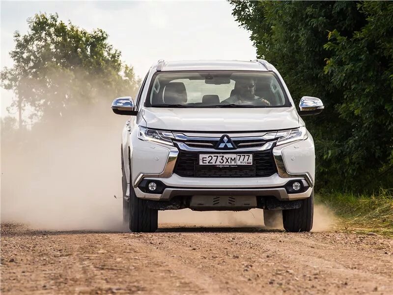 Митсубиси паджеро спорт 3 фото Фото Mitsubishi Pajero Sport (2016 - 2019) поколение III - Штатные шины, на кото