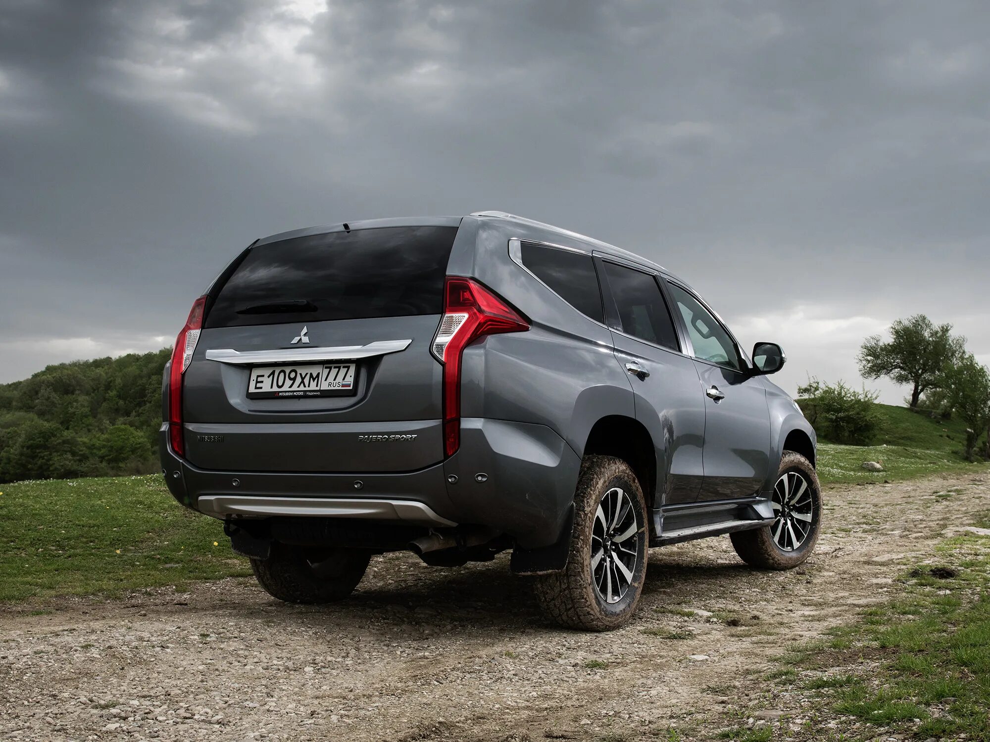 Митсубиси паджеро спорт 3 фото Фото Mitsubishi Pajero Sport (2016 - 2019) поколение III - Mitsubishi Pajero Spo