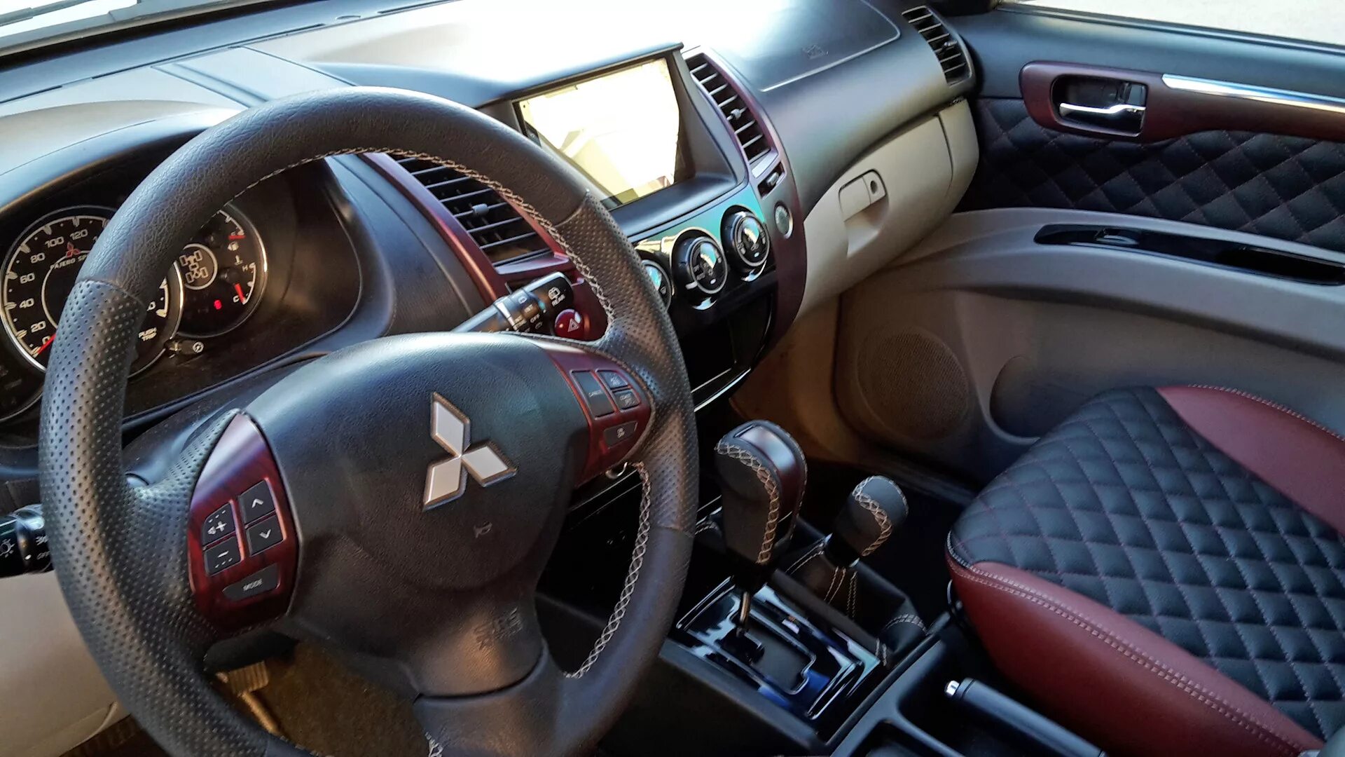 Митсубиси паджеро спорт тюнинг салона Комплексный тюнинг салона - Mitsubishi Pajero Sport (2G), 3,2 л, 2008 года стайл