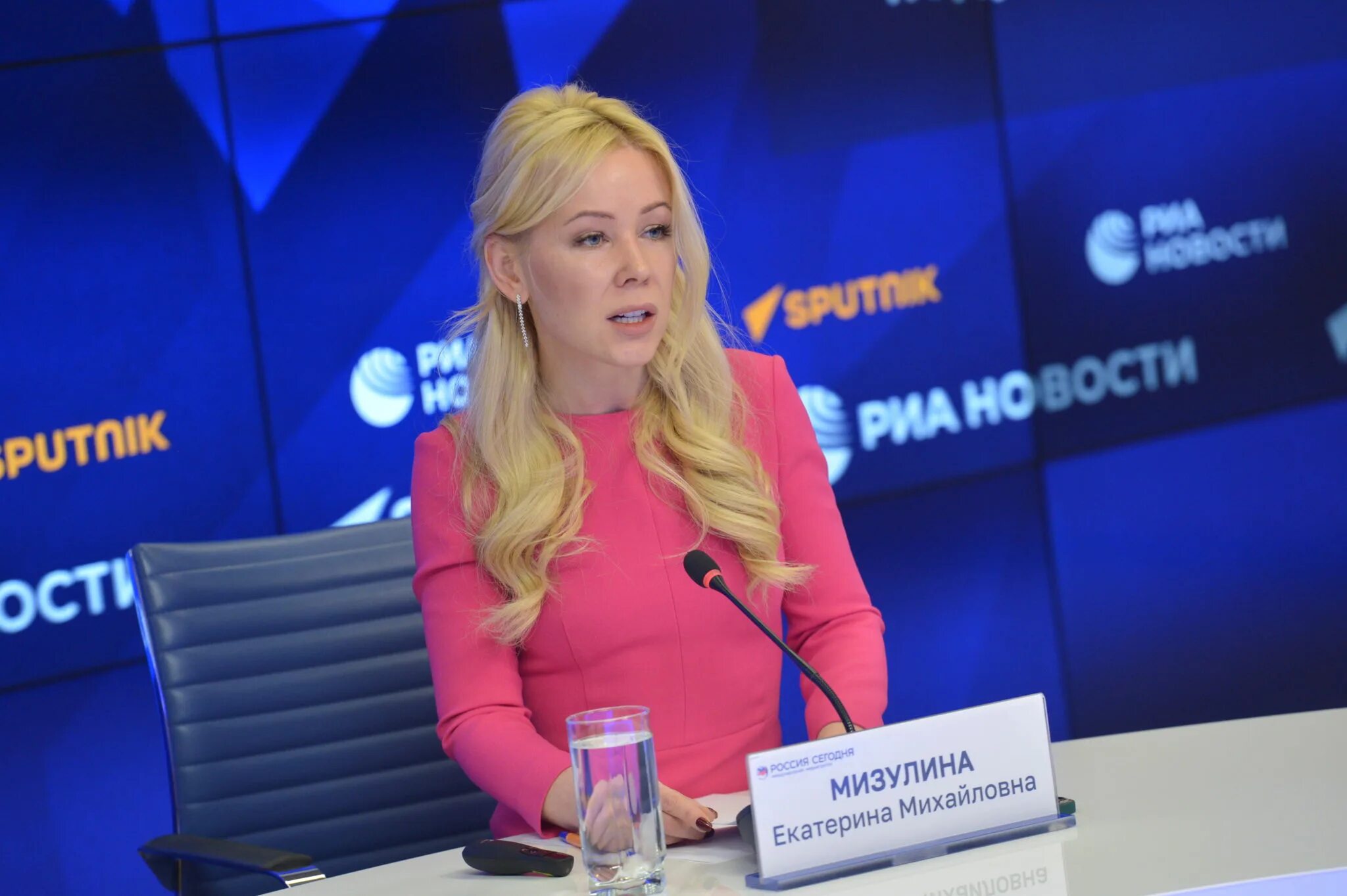 Мизулина фото в полный рост В Москве пройдет пресс-конференция директора Лиги безопасного Интернета Екатерин