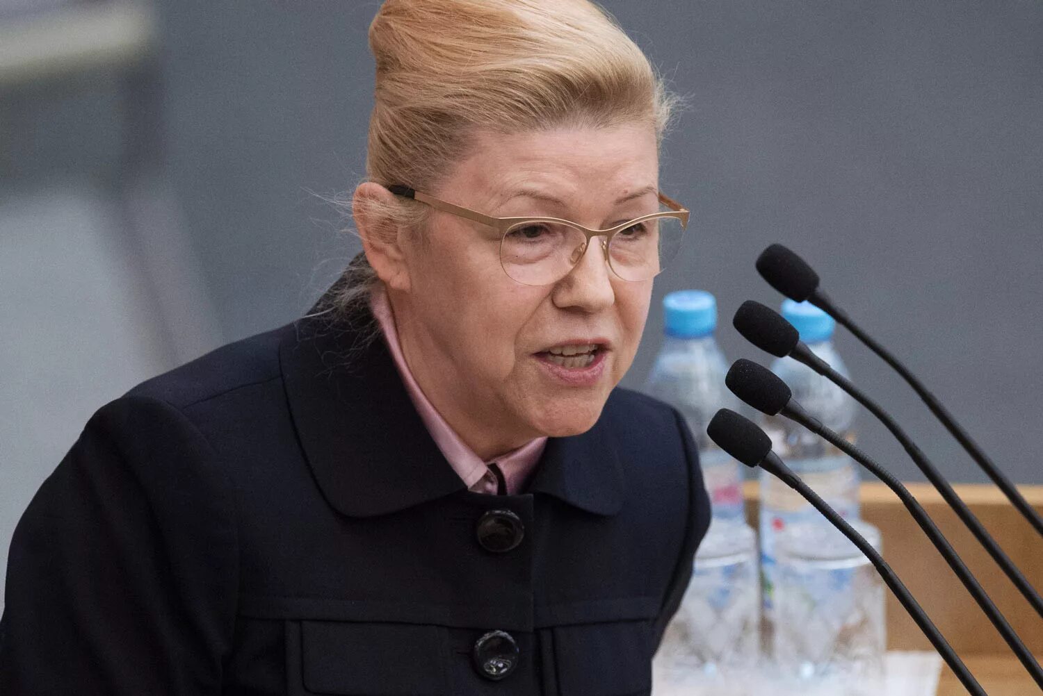 Мизулина фото в полный рост Мизулина раскритиковала предложение Губенко ввести налог на бездетность