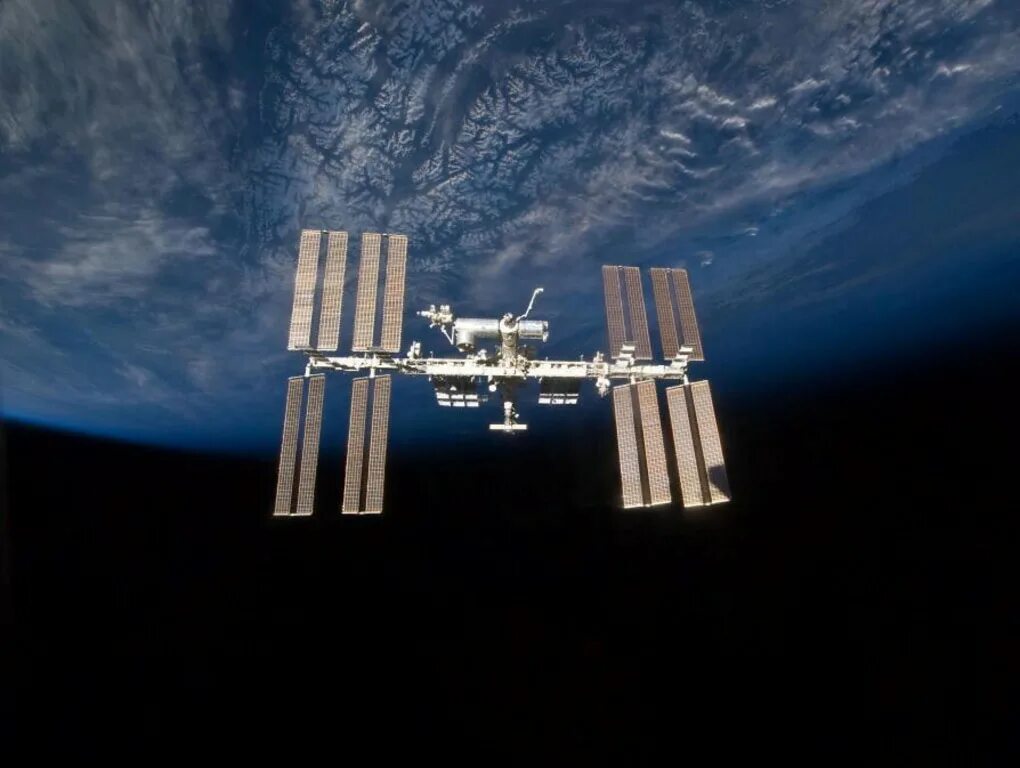 Мкс международная космическая станция фото International Space Station Dodges Orbital Junk (Again!