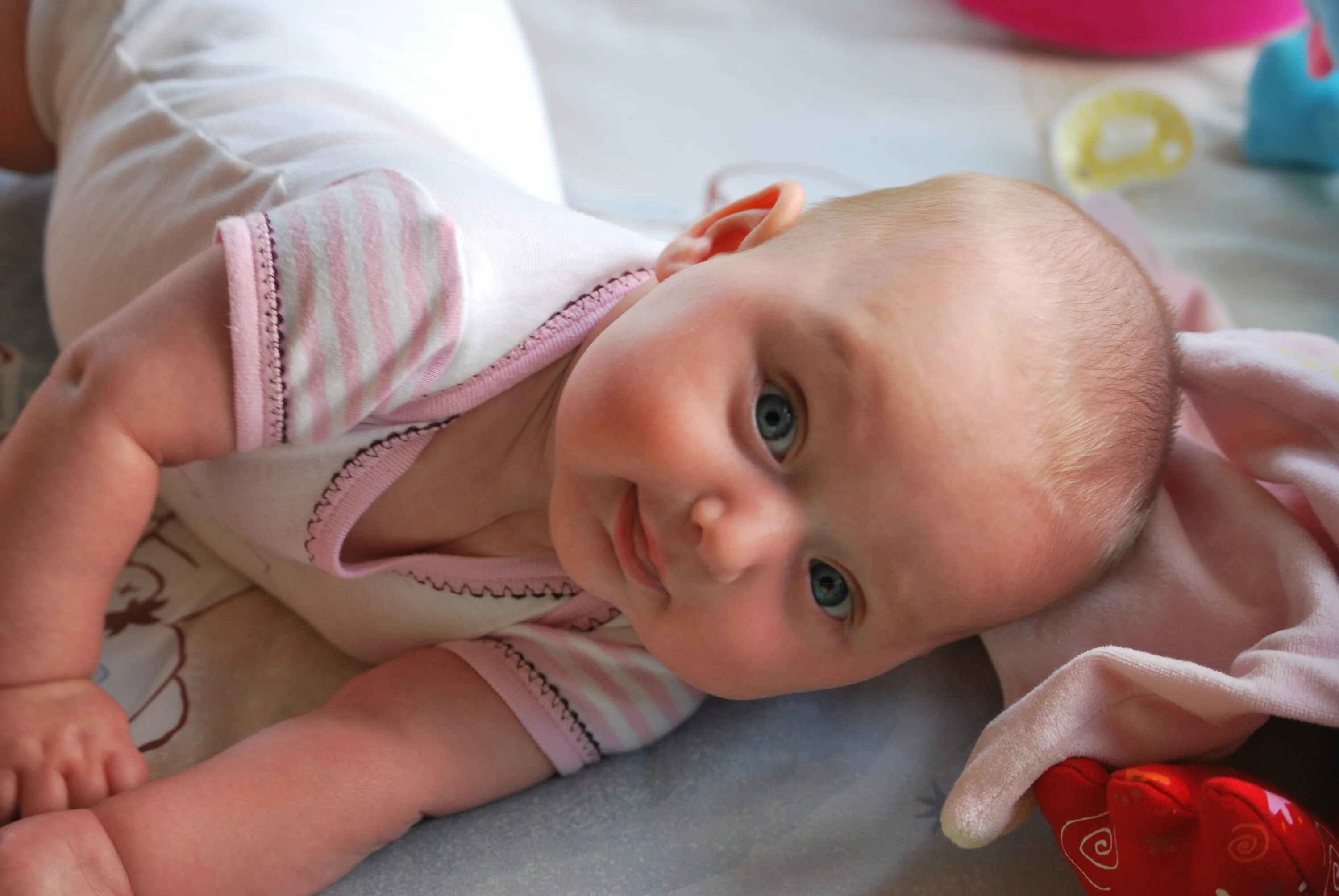 Младенец 4 месяца фото Funny newborn baby girl free image download
