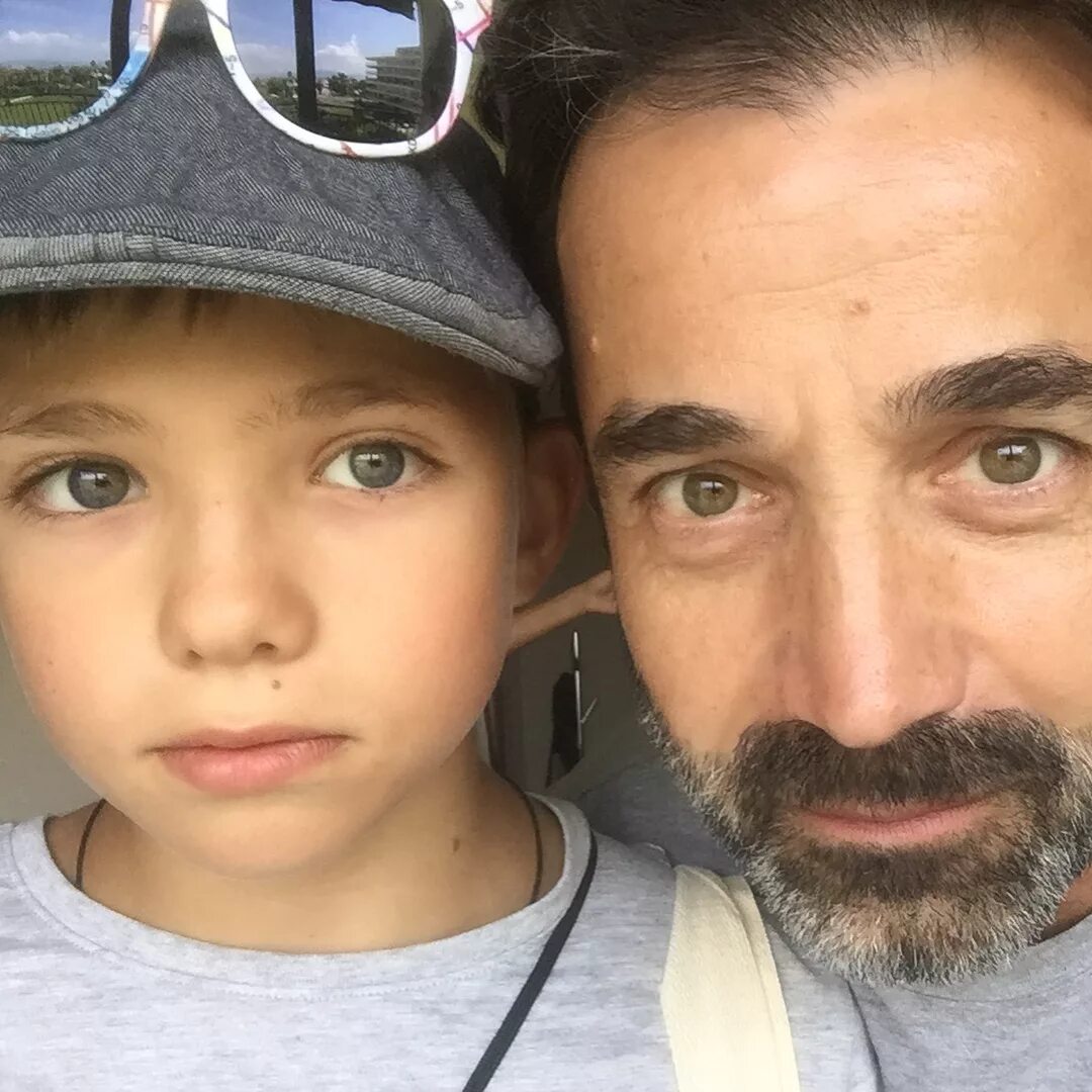 Младший сын певцова фото Дмитрий Певцов разрешил 11-летнему сыну сесть за руль внедорожника - Летидор - м