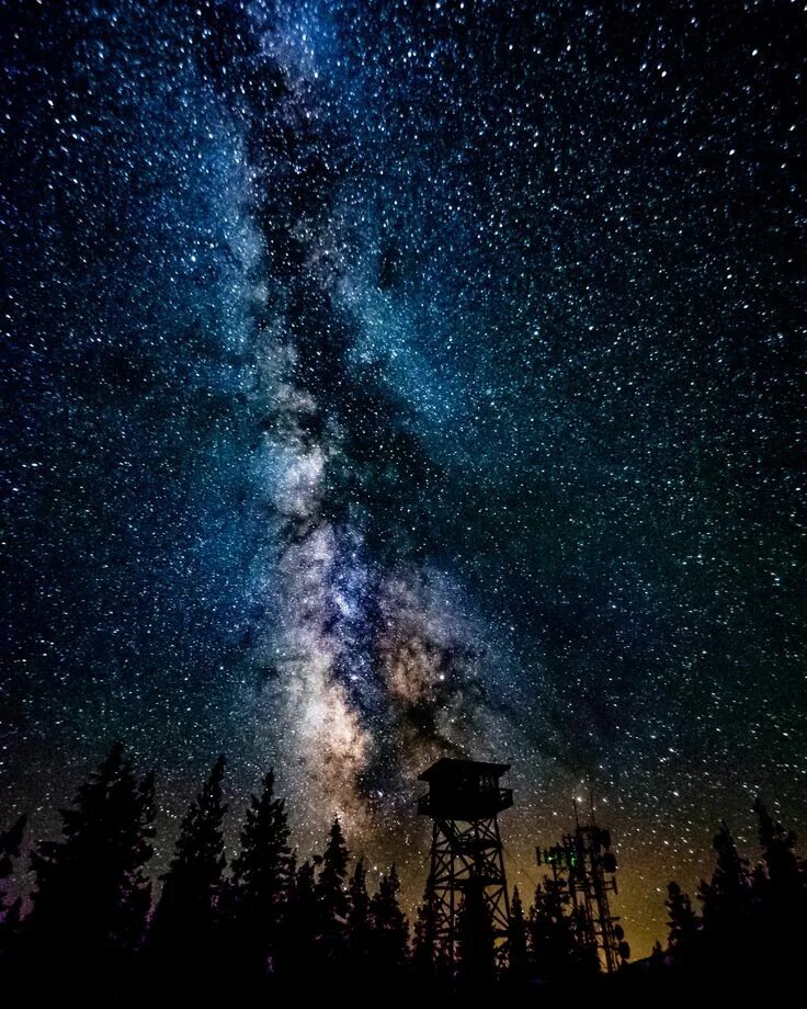 Млечный путь фото высокого качества Galactic Center of our Milky Way over a fire watch tower in Central Oregon 6/29/